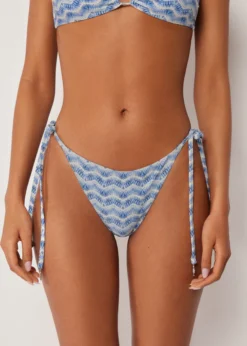 Slip Lacci Costume Water Reflection